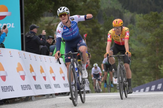 Remco Evenepoel sprint iedereen uit het wiel voor ritzege en leiderstrui in de Ronde van Noorwegen