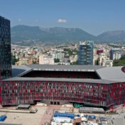 Van protest naar trots: het stadion van Tirana beroert de Albanezen