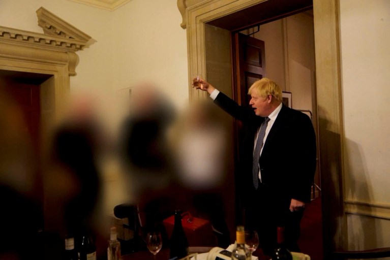 Ook na publicatie Partygate-rapport denkt Johnson niet aan opstappen
