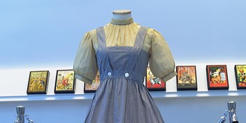 Hommeles over jurk uit ‘The wizard of Oz’