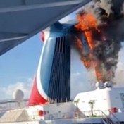 Schoorsteen van cruiseschip met 2.500 opvarenden vat vuur