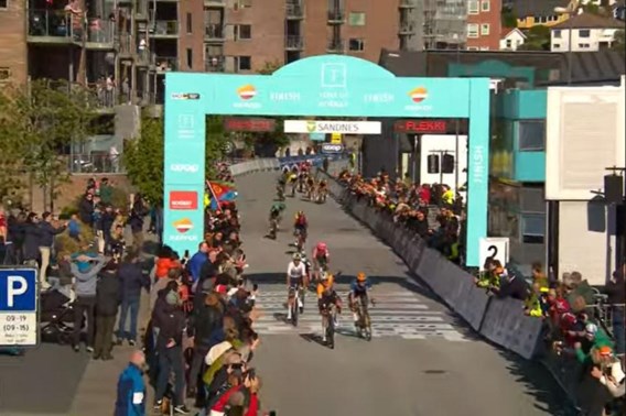 Remco Evenepoel wint nu in een sprint de voorlaatste etappe in Ronde van Noorwegen