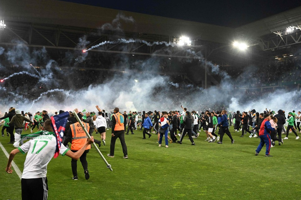 Нереальная сцена: яростные болельщики «Сент-Этьена» ворвались на стадион и подожгли сигнальные ракеты