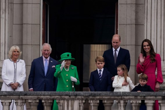 De Queen verschijnt dan toch op balkon voor feestelijkheden