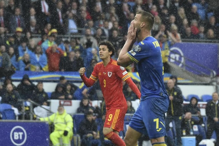 Wales plaatst zich met veel geluk voor het WK in Qatar
