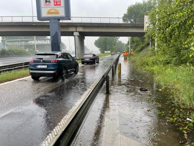 Wateroverlast, modderstromen, verstoord treinverkeer en evacuatie door onweer