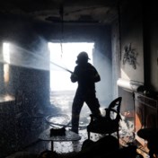 Natuurbrand beschadigt huizen in chique buitenwijk Athene