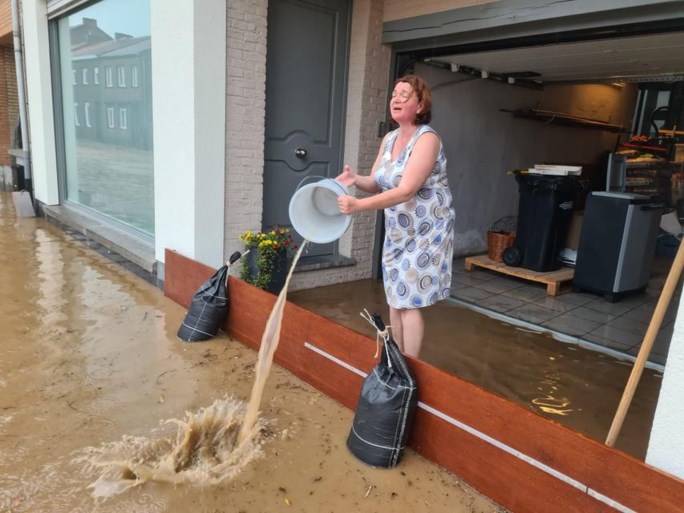 Wateroverlast, modderstromen, verstoord treinverkeer en evacuatie door onweer
