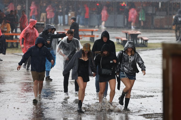 Wateroverlast, modderstromen, verstoord treinverkeer en evacuatie door onweer