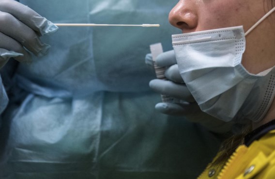 Coronabesmettingen en ziekenhuisopnames blijven dalen