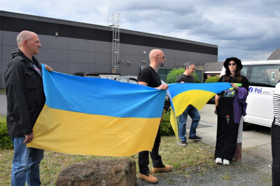 Net geopende Russische supermarkt meteen onder vuur: sereen Oekraïens protest bij Mere-filiaal