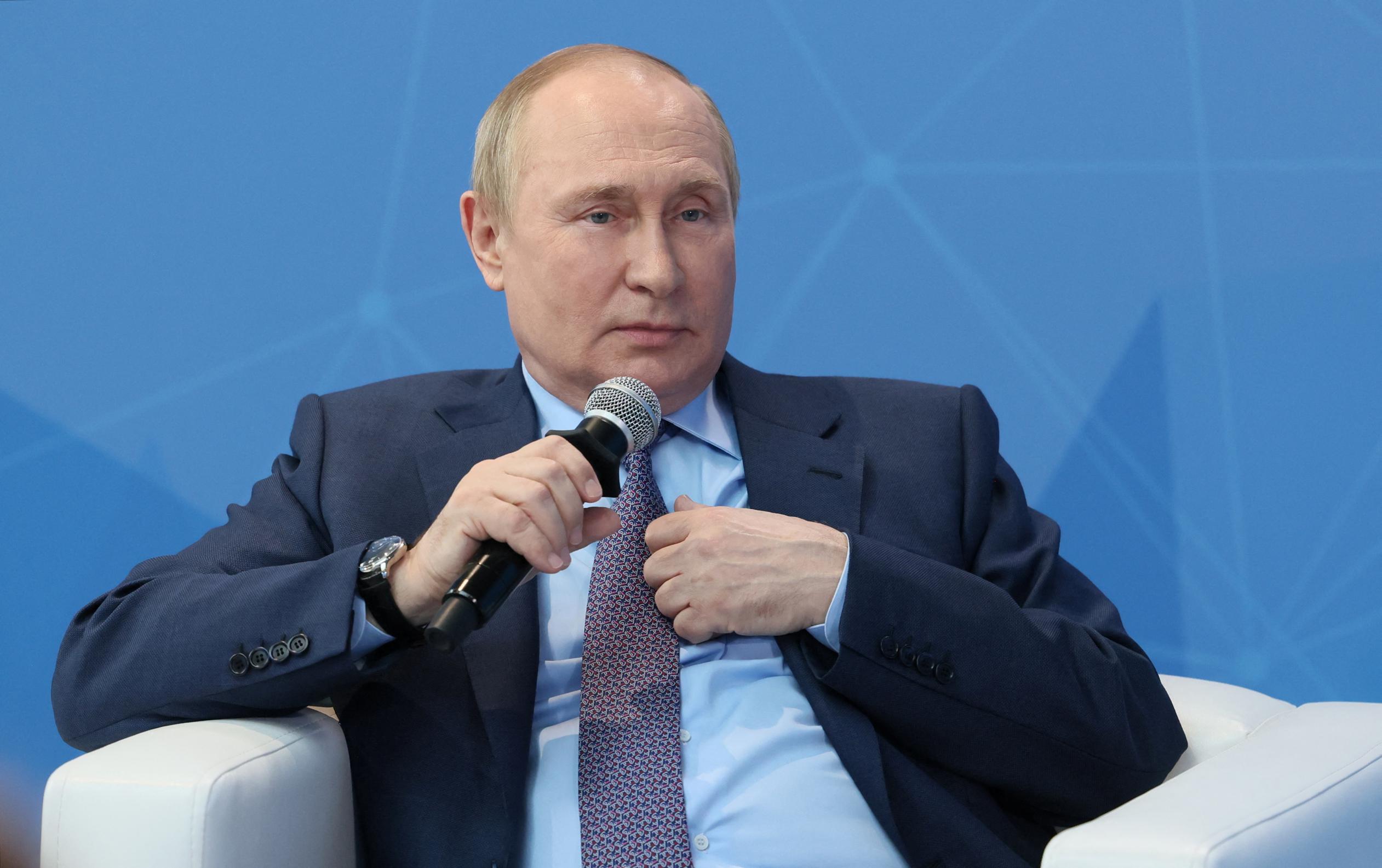 Путин сравнил себя с царем, заявив, что Запад хочет поднять «железный занавес»