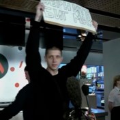 ‘Breng Bic Mac terug’: man protesteert tegen opening vernieuwde McDonald’s in Moskou