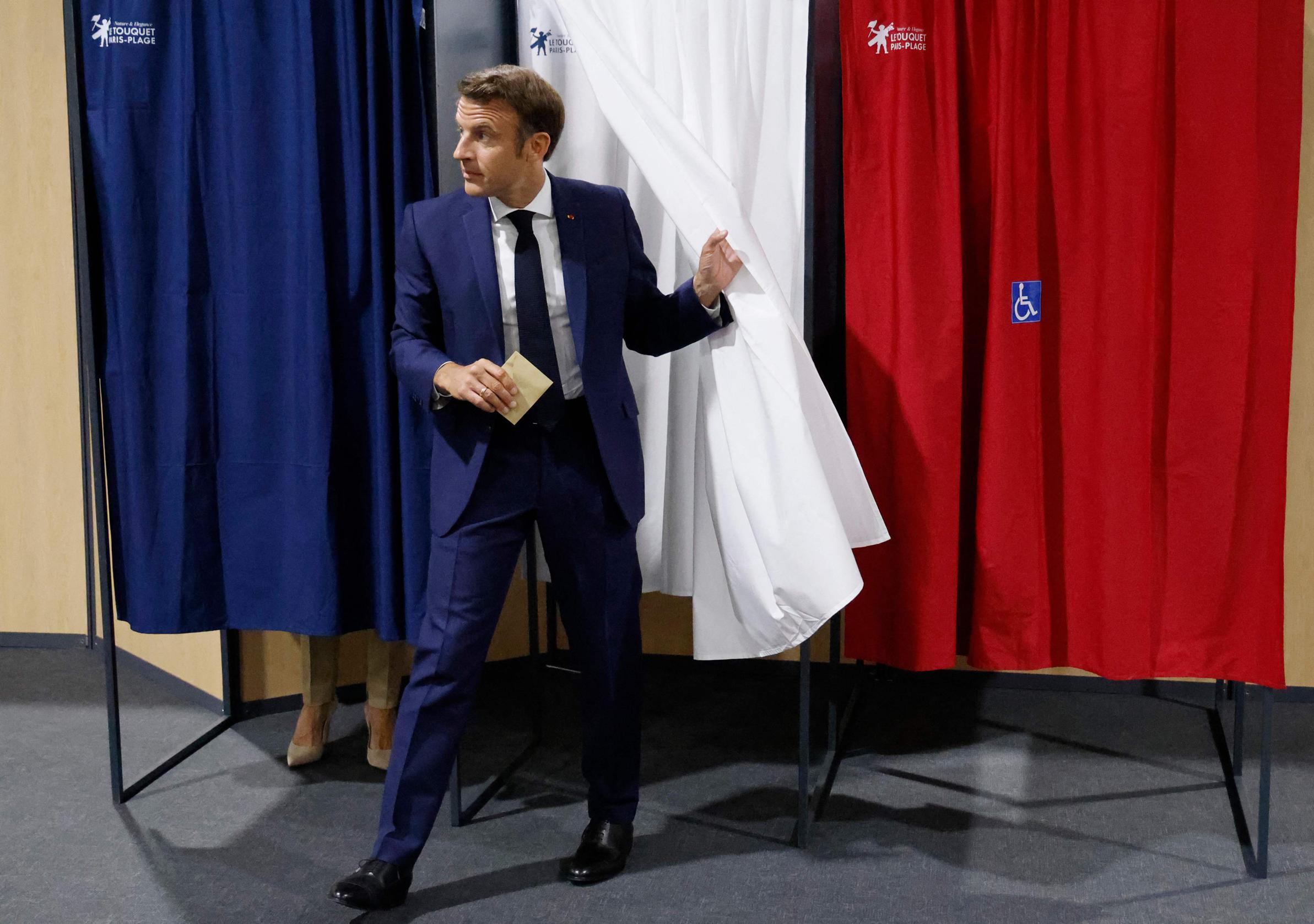 Macron testa a testa con il muro sinistro dopo un’affluenza storicamente bassa