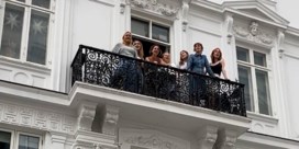 Obama verrast Deens dameskoor, dat vanop balkon voor hem zingt