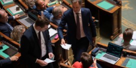 Hilariteit in het parlement: Kamerlid verscheurt rapport, maar De Croo grijpt in