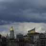Een Oekraïense vlag en donkere wolken boven Kiev. 