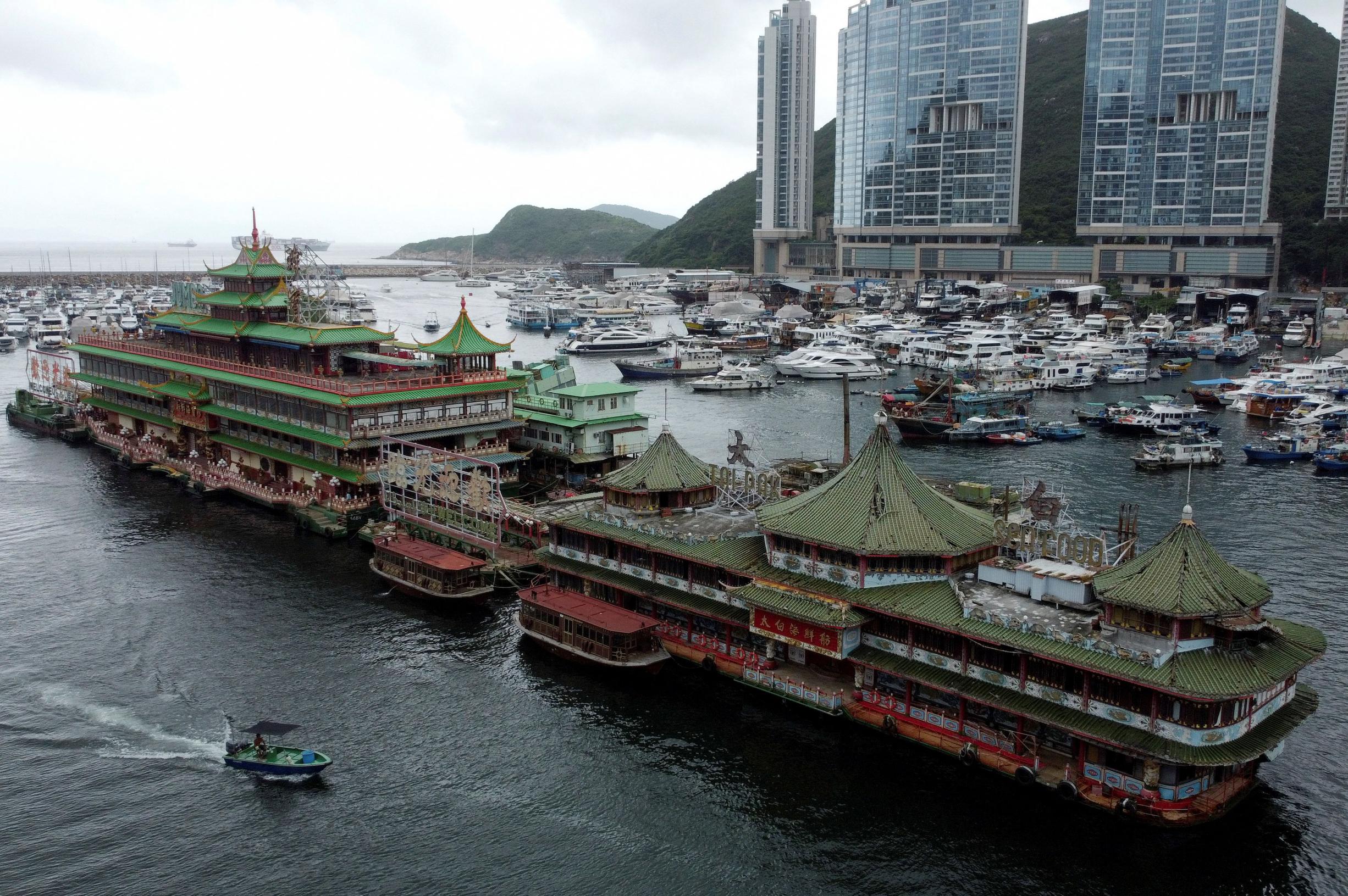 Знаменитый плавучий ресторан в Гонконге затонул