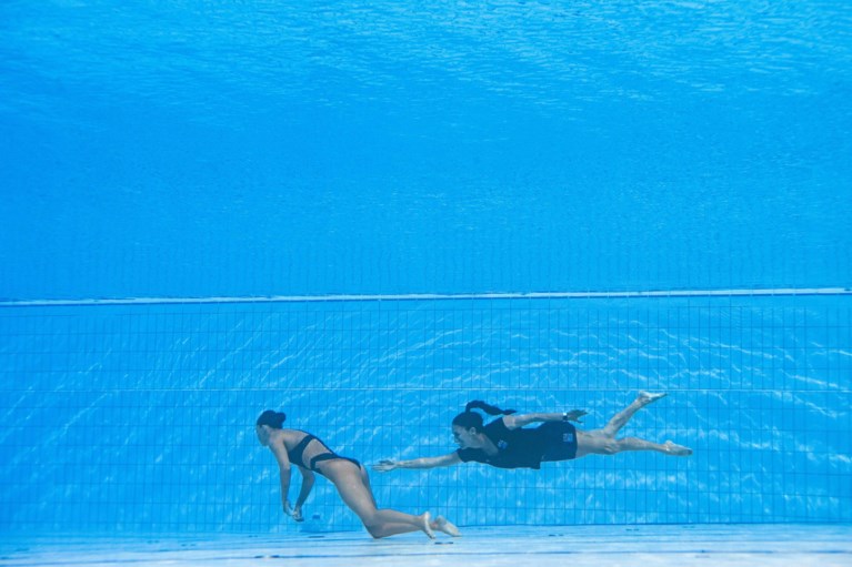 L'allenatore salva il nuotatore sincronizzato statunitense privo di sensi ai campionati del mondo