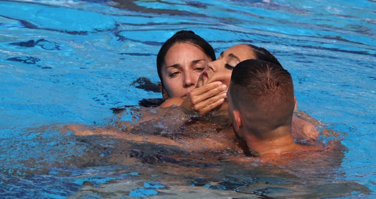 L'allenatore salva il nuotatore sincronizzato statunitense privo di sensi ai campionati del mondo