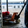 Een gewonde vrouw wordt in Severodonetsk weggebracht op een houten palet.  