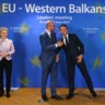 De voorzitter van de Europese Commissie, Ursula von der Leyen,  de voorzitter van de Europese Raad, Charles Michel, en de Franse president Emmanuel Macron bij aanvang van de bijeenkomst tussen de EU en de Westelijke Balkan in Brussel. 