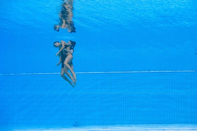 Coach redt Amerikaanse synchroonzwemmer die bewustzijn verliest tijdens wereldkampioenschappen
