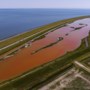 Natuurverschijnsel kleurt water in Texel plots roze