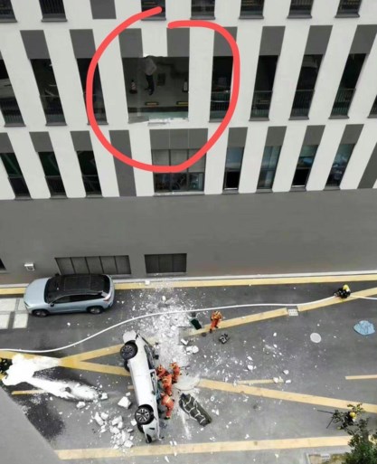 Elektrische wagen van Chinees luxemerk Nio stort drie verdiepingen naar beneden: twee doden