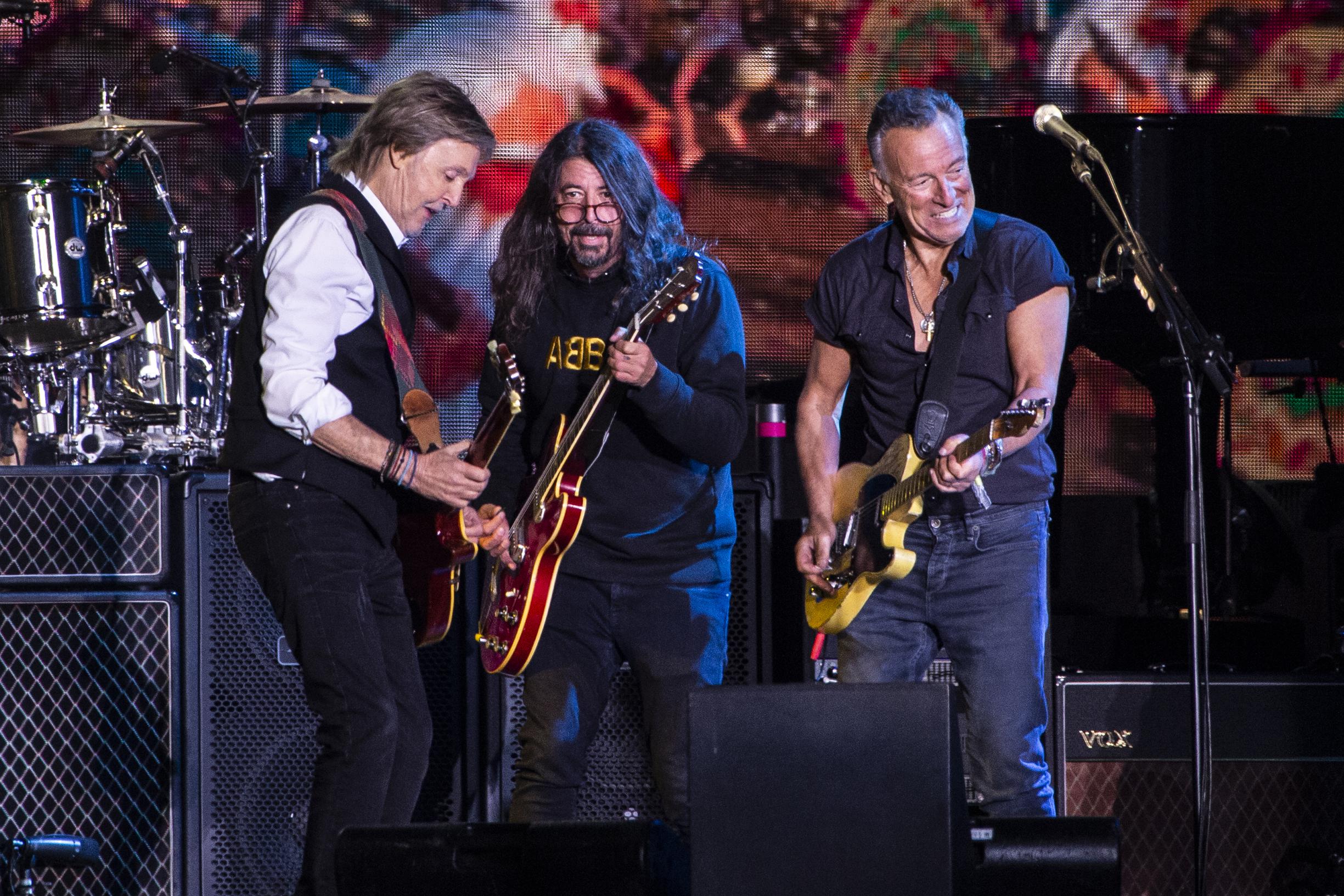 Paul McCartney pakt uit met Dave Grohl en Bruce Springsteen op Glastonbury - De Standaard
