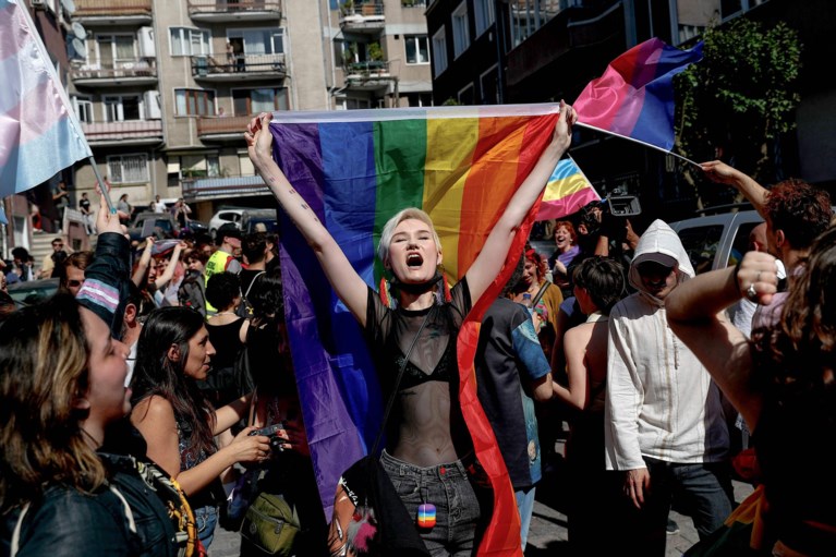 Lgbti-activisten opgepakt bij verboden pridemars in Istanbul