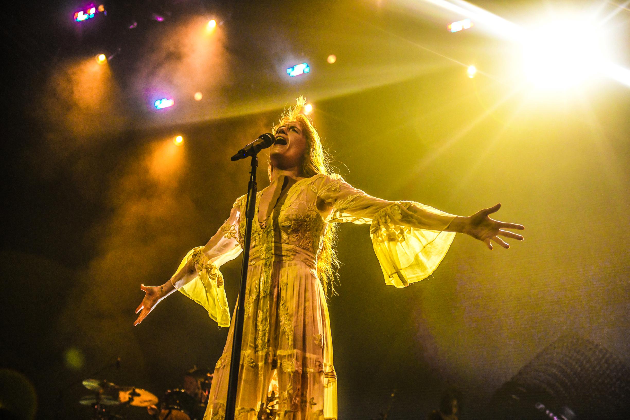 ТВ Классик |  Florence + The Machine босиком прыгает по амбару