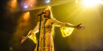TW Classic | Florence + The Machine huppelt blootsvoets The Barn plat