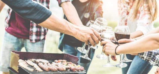 Zonnige wijntjes bij het vuur: vijf keer wijn voor bij uw barbecue