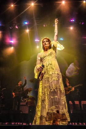 TW Classic | Florence + The Machine huppelt blootsvoets The Barn plat