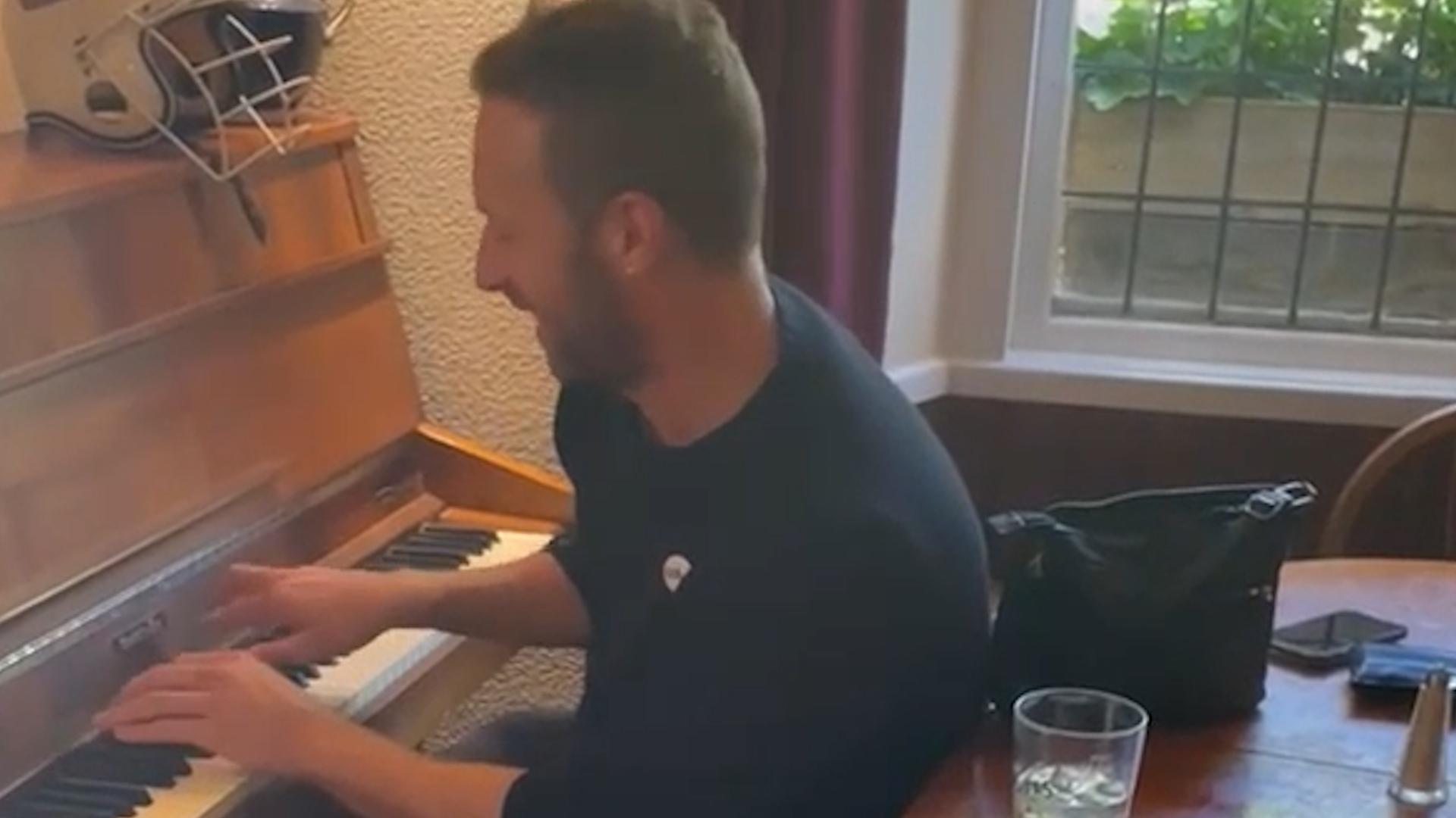 Chris Martin enters cafe and sings ‘A sky full of stars’ for couple getting married