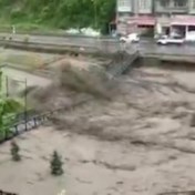 Kolkende rivier sleurt brug mee in Noord-Turkije