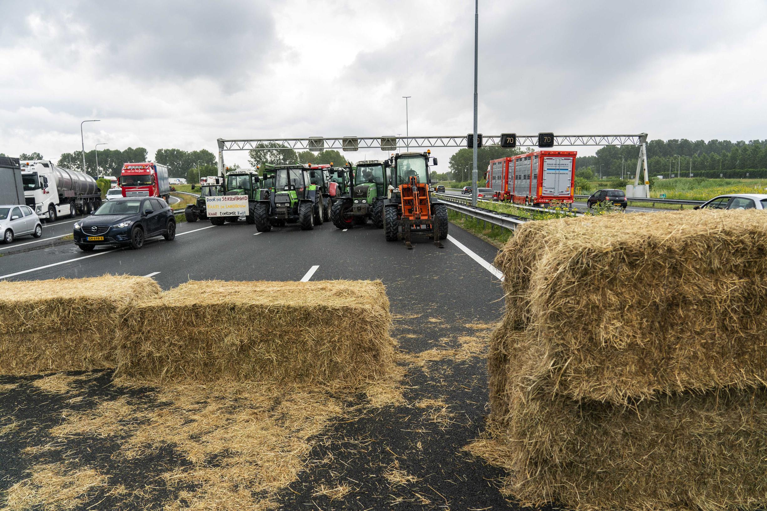 Протесты фермеров в Нидерландах обостряются: фермеры прорывают осаду дома министра