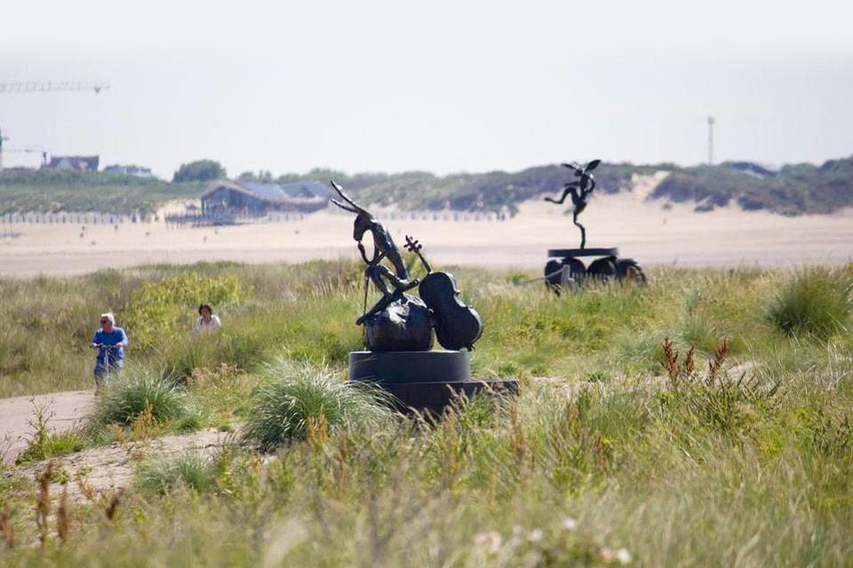 Curator and mayor of Knokke-Heist argue over ‘stolen’ bronze hares