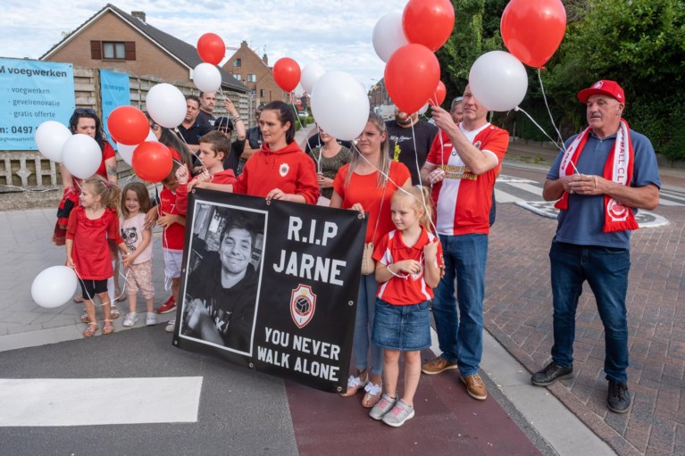 Witte mars voor 19-jarige jongen die werd gedood door ex-partner van zijn moeder