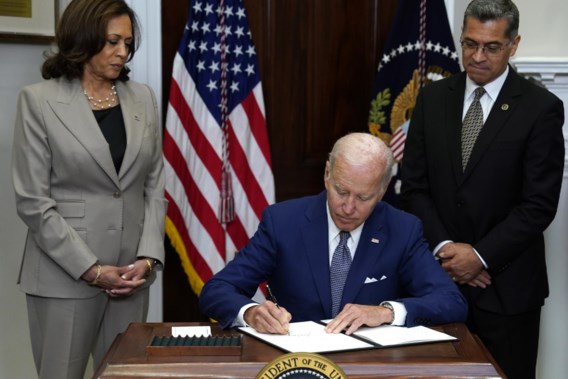 President Biden ondertekent uitvoeringsbesluit om recht op abortus te garanderen 