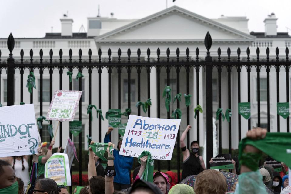 Тысячи протестующих устраивают сидячую забастовку у Белого дома, требуя от Байдена защиты абортов.