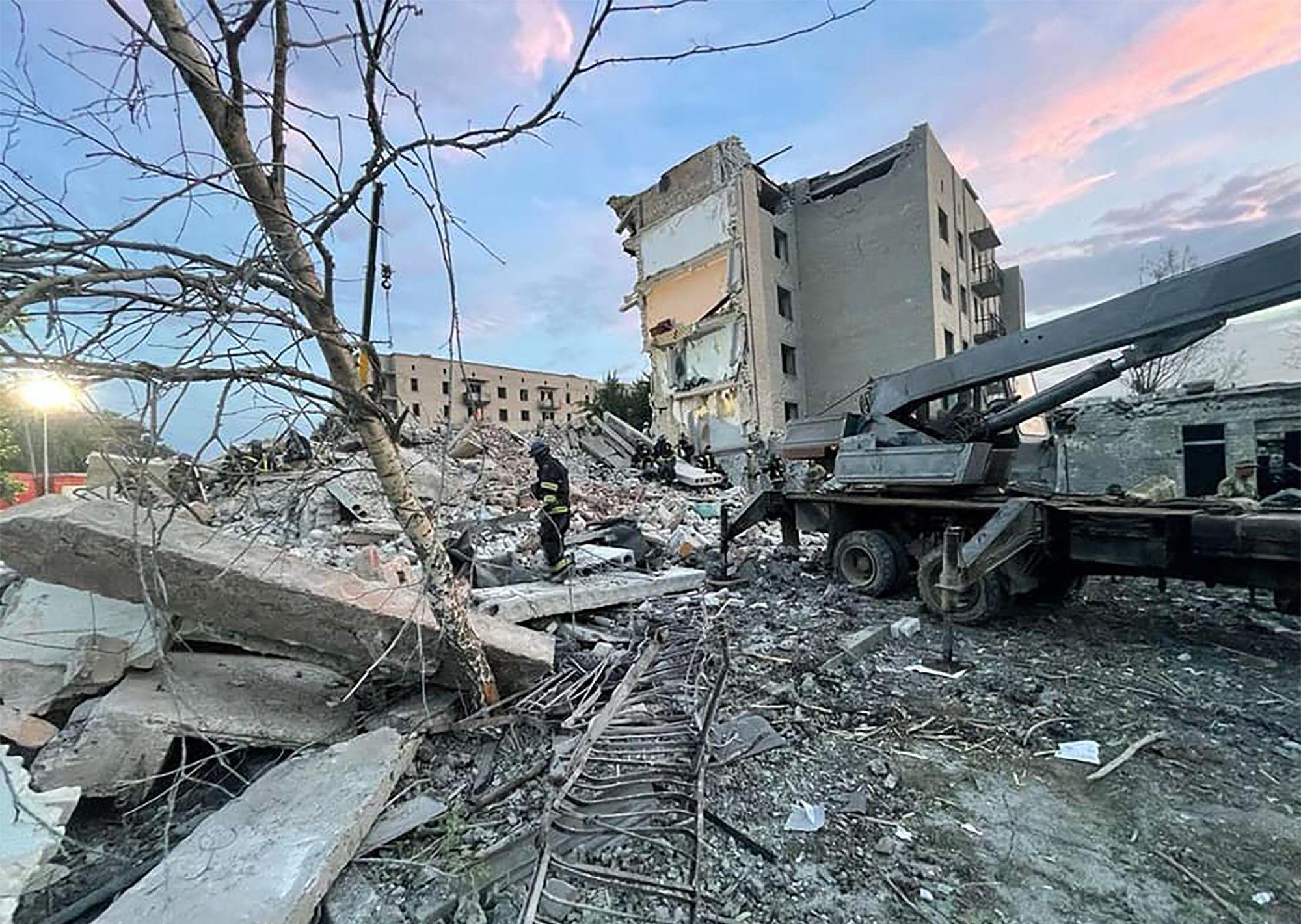 По меньшей мере 15 человек погибли в результате нового ракетного обстрела жилого дома в Украине