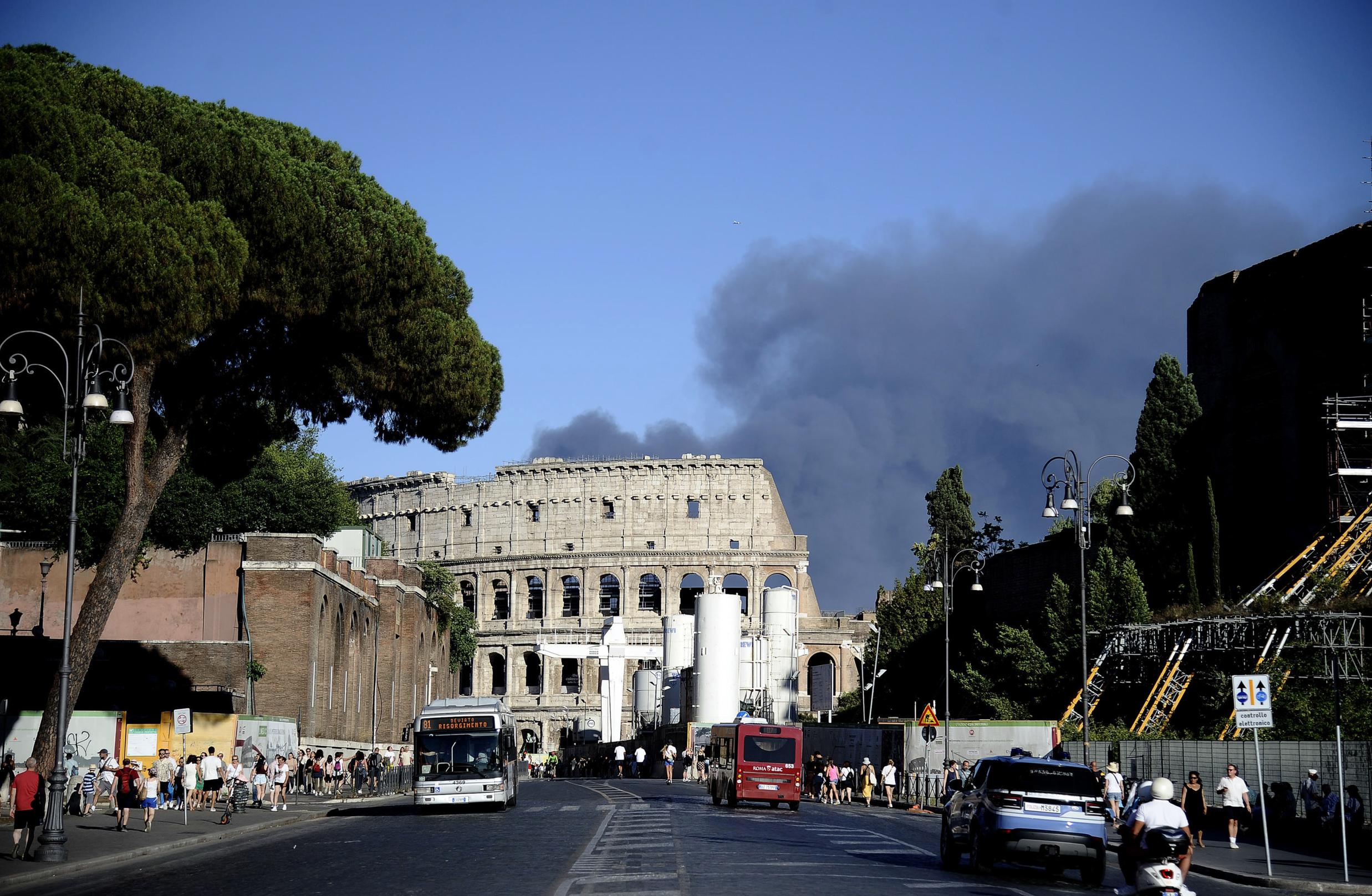 Roma brucia per la quarta volta in un mese: coincidenza o dolo?