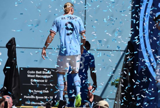 KIJK. De peperdure rugzak, de tranen, zijn meevierende vriendin en een  sigaar: zo beleefde Erling Haaland de finale en het feest achteraf, Champions League