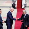 President Biden geeft  de Israëlische premier Yair Lapid een vuistje op de luchthaven Ben-Gurion. 