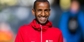 Bashir Abdi mikt op medaille in marathon
