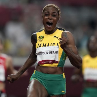 Elaine Thompson-Herah op weg naar goud op de honderd meter tijdens de Olympische Spelen in Tokio. 