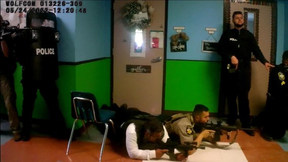 Rapport: 376 agenten bij schietpartij basisschool Uvalde grepen te laat in door ‘systematisch falen’