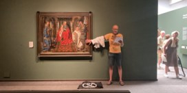 Klimaatactivist lijmt zich vast aan schilderij van Jan Van Eyck